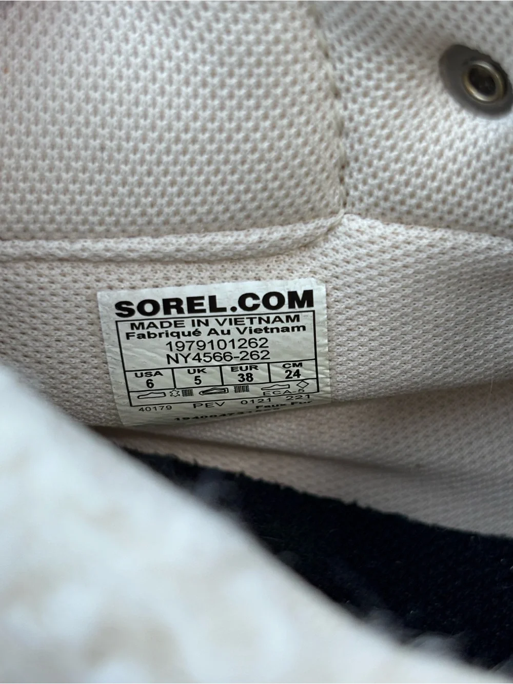 SOREL OUT ‘N ABOUT CONQUEST BOOTS WITH FLEECE COLLARS (Size 6 US)